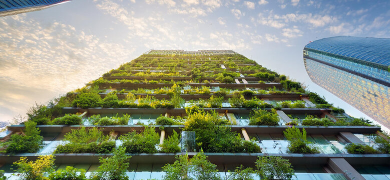 *Architettura sostenibile*: immagini di edifici ecologici, giardini verticali o tetti verdi.
