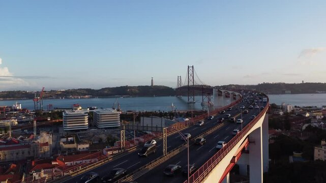A Ponte 25 de Abril &eacute; uma das estruturas mais ic&oacute;nicas de Lisboa, ligando a capital portuguesa &agrave; cidade de Almada, sobre o rio Tejo. Inaugurada em 1966.