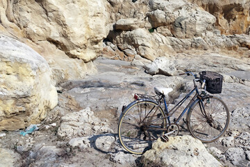 Bicicletta ai margini di una rupe rocciosa 3354