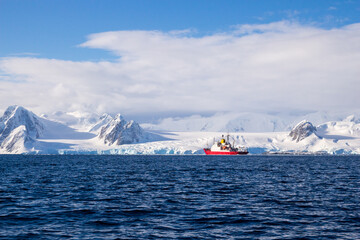 Antarctic research vessel © Yevhen