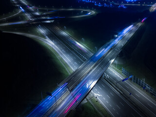 Nocne ujęcie z drona – obwodnica Piekar Śląskich i autostrada A1 w świetle reflektorów © Wojcik.Studio