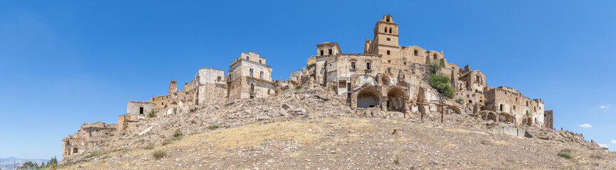 Panorama des maisons abandonnées sous l'église San Nicola, de la ville fantôme de Craco, Italie