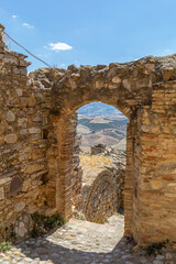 Aperçu des ravins d'argile depuis le chemin de la tour du château de la ville fantôme de Craco, Italie