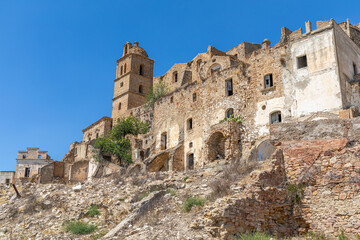 Maisons abandonnées sous l'église Madre San Nicola, de la ville fantôme de Craco, Italie