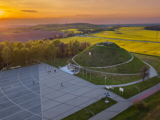 Kopiec Wyzwolenia w Piekarach Śląskich – z drona nad żółtymi polami rzepaku i zielonymi drzewami © Wojcik.Studio