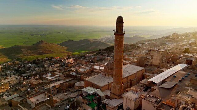 Sunset video of Mardin captures its historic stone houses and landmarks,including the Ulu Mosque&rsquo;s minaret.The warm light enhances the city's cultural richness and highlights its architectural beauty.