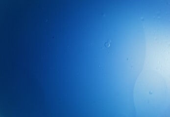 Una toma de cerca de una fondo abstracto de color azul con burbujas de diferentes tamaños