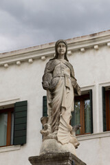 Obraz premium Statue of a madona in the city of Venice, Italy.
