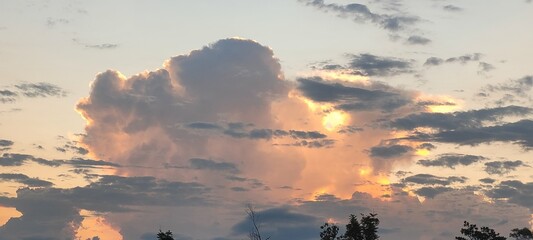 Arreboles en el trópico anunciando tormenta