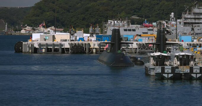 潜水艦が停泊する港の風景。