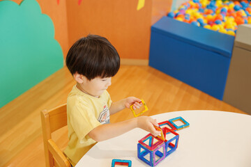 知育玩具で遊ぶ男の子
