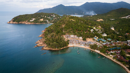 Obraz premium Aerial of Koh Nang Yuan islet at sunset beach in the island of Koh Phangan Thailand holiday destination