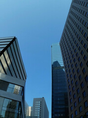 虎ノ門ヒルズ裏のビジネス街オフィスビルが並ぶ景色背景