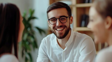 Obraz premium an employee showing enthusiasm while discussing ideas with a team 