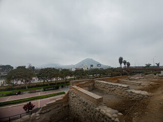 Parque de la muralla con el fondo del cerro San Cristóbal