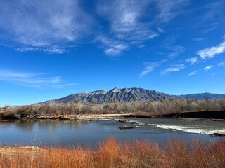 Obraz premium Rio Grande with Sandía Mountain