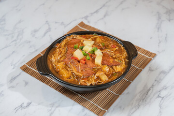 Braised Vegetarian Beef Tenderloin, Vermicelli and Enoki Mushroom Casserole with Satay Sauce (Spicy)