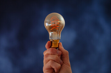 Hand mit LED-Glühlampe