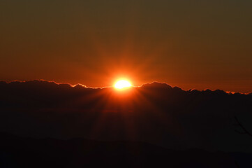 雲から昇る太陽