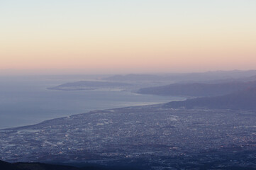 朝焼けに染まる都市