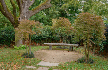 Mauer mit Steinbank an der Lindenallee im östlichen Teil des Stiftparks von Melk