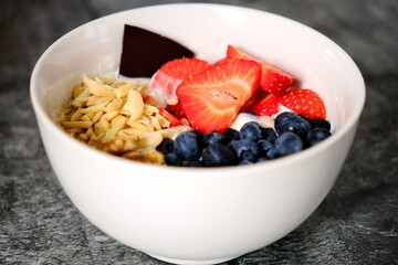 Bowl mit Skyr, Früchten, Zimt und Nüssen. Gesundes Frühstück, köstlich angerichtet