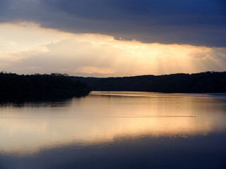 夕焼けの空と湖