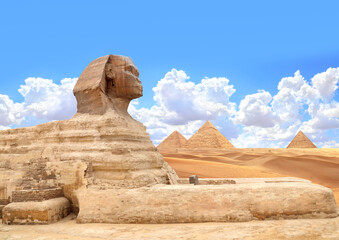 Fototapeta premium Famous Great Sphinx and pyramids of Chephren, Cheops, Menkaure, Cairo, Egypt. Great Pyramids and statue of Sphinx, mythical creature with head of man and body of lion, Giza complex (Giza Necropolis)