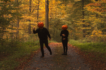 Obraz premium Couple in Pumpkin Heads Amidst Autumn Forest