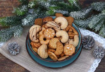 Eine Auswahl an Weihnachtsgebäck. Verschiedene Kekse in einer Schüssel.