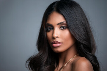 Naklejka premium portrait of a young black woman, beautiful and sensual, for demonstration use