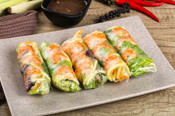 Vietnamese spring roll with prawn and mango
