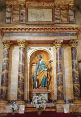 Capilla a san José, protector de la iglesia y familia, en el interior de la catedral de Lugo, España