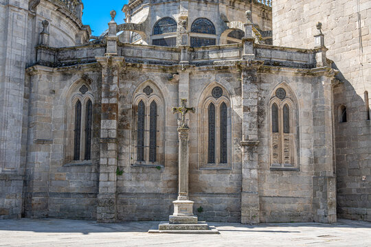 Vista del cruceiro del atrio de la catedral de Lugo, Espa&ntilde;a