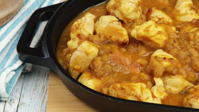 poulet cuisin&eacute; avec une sauce au curry, lentilles et citrouille