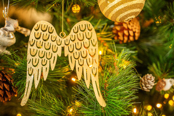 primer plano de motivos de navidad en un árbol de navidad en invierno en un hogar navideño