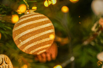 primer plano de motivos de navidad en un árbol de navidad en invierno en un hogar navideño