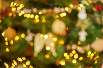 primer plano de motivos de navidad en un árbol de navidad en invierno en un hogar navideño