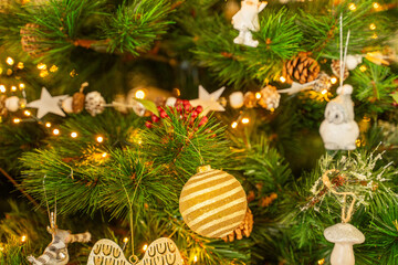 primer plano de motivos de navidad en un árbol de navidad en invierno en un hogar navideño