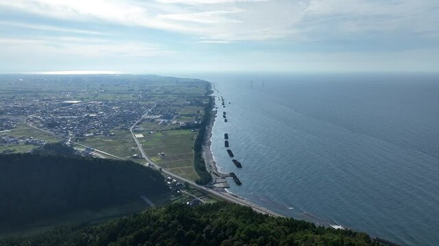 朝日町の上空から見た下新川海岸