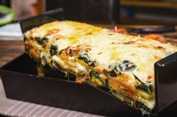 Auflauf Spinat Kartoffel Form Käse überbacken in der Herstellung