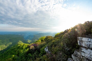 Obraz premium Scenic view of a mountain landscape at a beautiful sunset