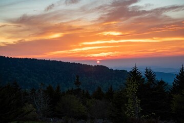 Obraz premium Scenic view of a mountain landscape at a beautiful sunset