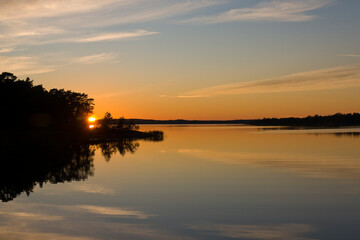 Sonnenuntergang im Herbst auf den Åland Inseln bei Gersholm