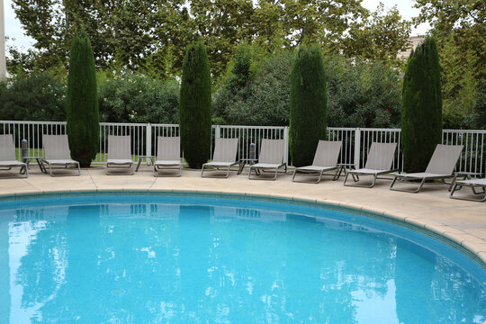 Piscine ext&eacute;rieure et transats
