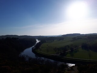 Lever de soleil sur la rivi&egrave;re en Bretagne