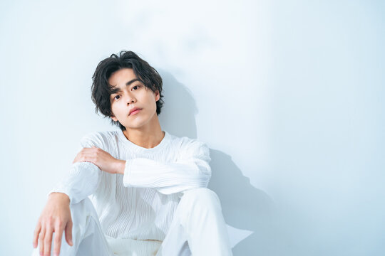 男性、座る、メンズ、白い、清潔感、爽やか、イケメン、Z世代、アパレル、ファッション、カジュアル、ボディケア、ヘアケア、ニキビケア、アイドル、ポートレート、日本人、かっこいい、キュート、グラビア、ヘルスケア、ボディメイク、エステ、サロン、美容院、サロンモデル、ヘアカタログ、ホワイト、コピースペース、若い、20代、室内、日差し、UVケア、おしゃれ、男子、美男子、美少年、ライフスタイル、リラックス、シリ