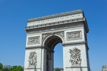 Fototapeta premium The majestic arc de triomphe standing tall in paris on a clear day