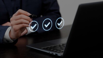 データをチェックするビジネスマンの手元