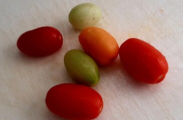 Tomate-cereja - O tomate-cereja (Solanum lycopersicum var. cerasiforme[1]) é uma espécie de tomate cujo tamanho é menor e, normalmente, seu sabor é um pouco mais doce que um tomate comum. 